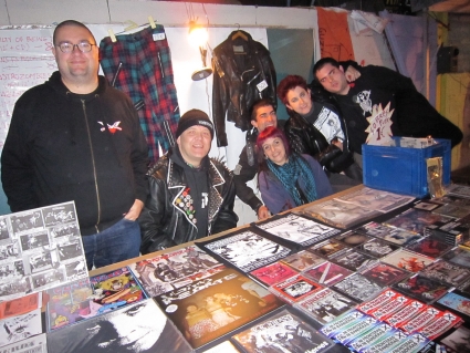 N.F.N.B. crew en un concierto de la banda QLOACA LETAL en el gaztetxe UDONDO de Lejona en Vizcaya (2013)