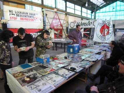 Compañer=s observan la distribuidora en el evento presentación del N.F.N.B. #18 en el gaztetxe UDONDO de Lejona en Vizcaya (2013)