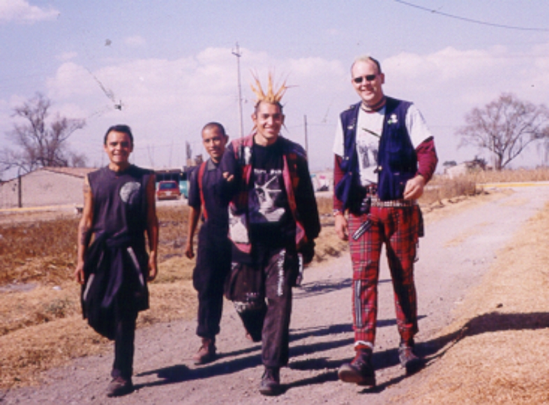 Junto a la comunidad anarco punk internacional en una sub-asamblea del S.E.I.A.P. en Toluca en México (2000).