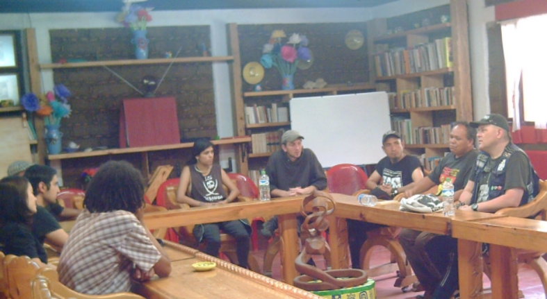 Junto a Tobi de la BIBLIOTECA SOCIAL RECONSTRUIR en un debate del VII E.I.A.P. (2014) en San Cristobal de las Casas-Chiapas (México).