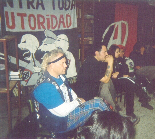 Junto a Dekadencia G. de DEKADENCIA HUMANA anarkopunkzine en una asamblea del IV E.I.A.P. (2004) en Mar del Plata (Argentina).