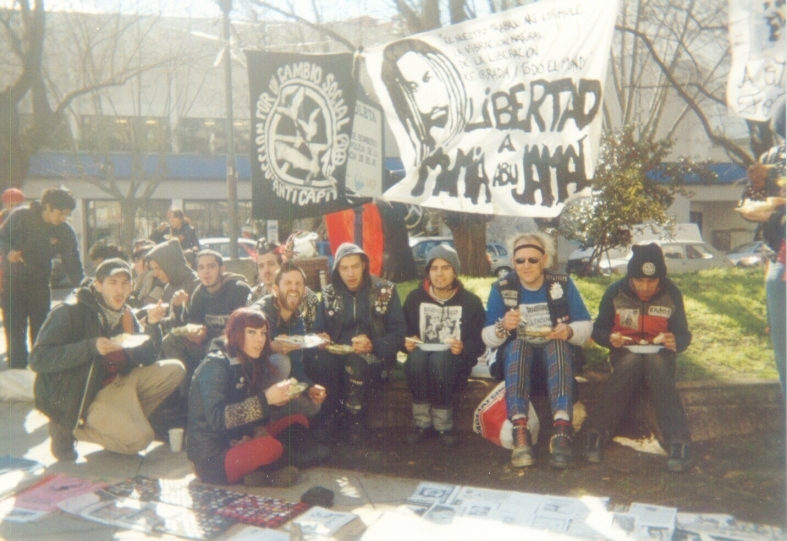En una comida del IV E.I.A.P. (2004) en Mar del Plata (Argentina) junto a Maxi de BS. AS. DESORDEN anarkopunkzine y Niko de AHORA ES EL FUTURO anarkopunkzine (entre otr=s).