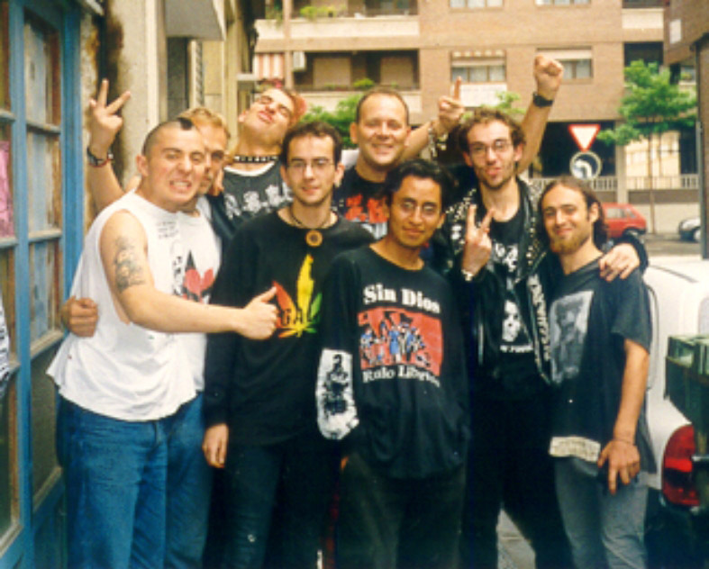 Junto a Teo elreydespaña de MIGUEL anarkopunkzine, entre otros, en un receso de las I JORNADAS DE LA FEDERACIÓN ANARCO PUNK en Zaragoza (1999)