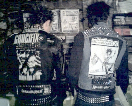 Compañeros observan la distribuidora en un concierto benéfico a l=s encausad=s por la lucha anti-T.A.V. en el squatt ORBEKO ETXEA de Llodio en Álava (2008)
