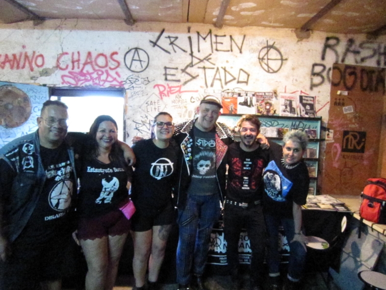 En un concierto en el C.S.O.A. VILLATRUÑO en Logroño (La Rioja) de la banda KATÁSTROFE SOCIAL de Brasil y MASSACRE 68 de México (2017)