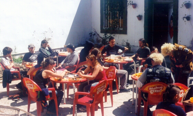 N.F.N.B. en una de las comidas de las X JORNADAS DE LA FEDERACIÓN ANARCO PUNK en Sevilla (2004).