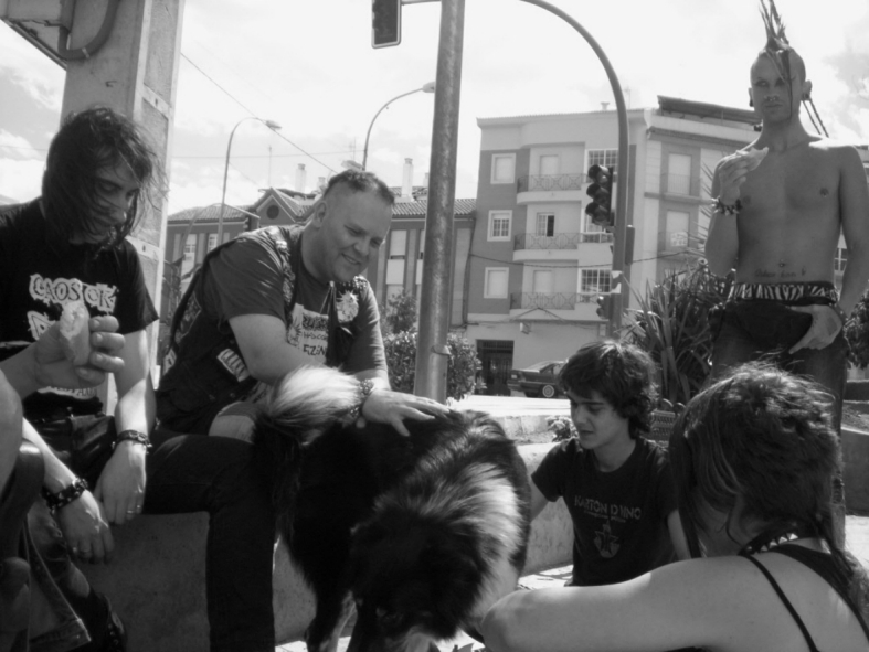 Junto al cantautor Oskar con K, entre otr=s, en un receso de las XII JORNADAS DE LA FEDERACIÓN ANARCO PUNK en Lucena-Córdoba (2005).
